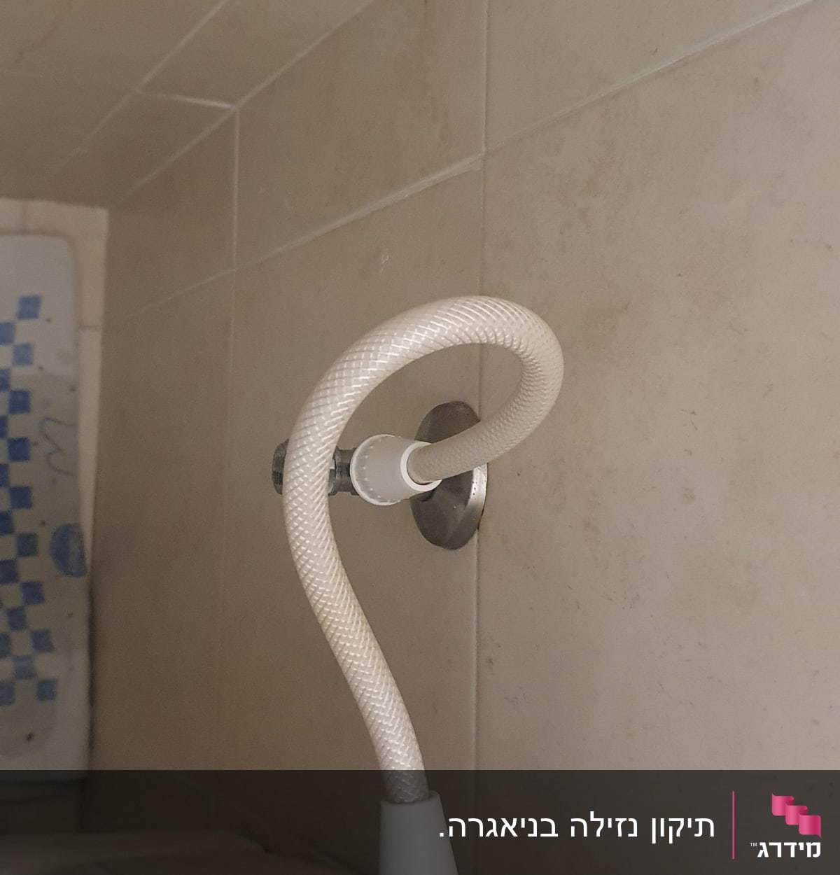 צינור מים מחובר לניאגרה בחדר אמבטיה